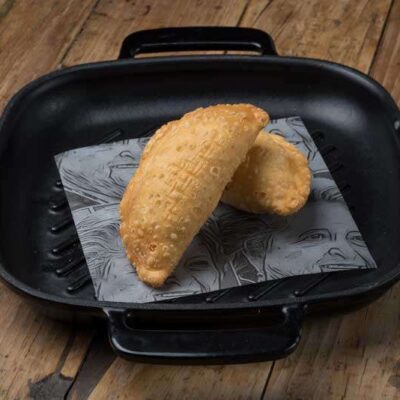 Empanada de queso y cebolla argentina